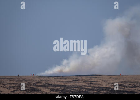 Marsden Moor, Bellevue, au Royaume-Uni. Le 22 avril 2019. Les pompiers de Manchester et le West Yorkshire à l'emplacement d'une lande le feu sur Marsden Moor, Bellevue, West Yorkshire le lundi 22 avril, 2019. L'incendie a été pensé pour avoir été commencé par un barbecue. Crédit : Christopher Middleton/Alamy Live News Banque D'Images