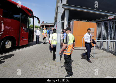 Football- MAASTRICHT, 22-04-2019, le stade de Geusselt, MVV Maastricht - Jong Ajax , Dutch Keuken Kampioen divisie , saison 2018/2019, résultat final : Ajax autobus arrive à MVV Maastricht stadium, à droite ; Jong Ajax Michael Reiziger formateur. Banque D'Images