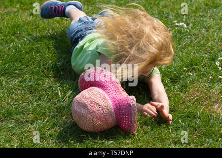 Preston, Lancashire. 22 avril, 2019. Météo britannique. Megan, rejoignant la fun juste rouler sur l'Avenham Park l'un des deux seuls endroits en Angleterre, où le traditionnel festival de Pâques est pratiqué. Dans l'Eglise orthodoxe et les Églises orientales catholiques, œufs de Pâques sont teints en rouge pour représenter le sang du Christ, avec plus de symbolisme qu'on retrouve dans la coquille de l'œuf dur symbolisant le tombeau scellé du Christ - craquage de ce qui symbolisait sa résurrection des morts.MediaWorldImages AlamyLiveNews ; Crédit/. Banque D'Images