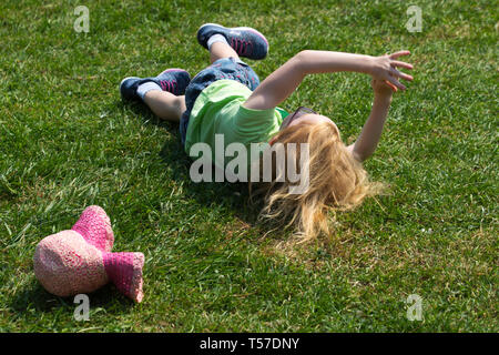 Preston, Lancashire. 22 avril, 2019. Météo britannique. Megan, rejoignant la fun juste rouler sur l'Avenham Park l'un des deux seuls endroits en Angleterre, où le traditionnel festival de Pâques est pratiqué. Dans l'Eglise orthodoxe et les Églises orientales catholiques, œufs de Pâques sont teints en rouge pour représenter le sang du Christ, avec plus de symbolisme qu'on retrouve dans la coquille de l'œuf dur symbolisant le tombeau scellé du Christ - craquage de ce qui symbolisait sa résurrection des morts.MediaWorldImages AlamyLiveNews ; Crédit/. Banque D'Images