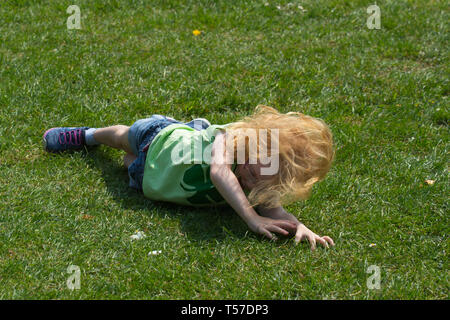 Preston, Lancashire. 22 avril, 2019. Météo britannique. Megan, rejoignant la fun juste rouler sur l'Avenham Park l'un des deux seuls endroits en Angleterre, où le traditionnel œuf de Pâques festival est pratiqué. Dans l'Eglise orthodoxe et les Églises orientales catholiques, œufs de Pâques sont teints en rouge pour représenter le sang du Christ, avec plus de symbolisme qu'on retrouve dans la coquille de l'œuf dur symbolisant le tombeau scellé du Christ - craquage de ce qui symbolisait sa résurrection des morts.MediaWorldImages AlamyLiveNews ; Crédit/. Banque D'Images