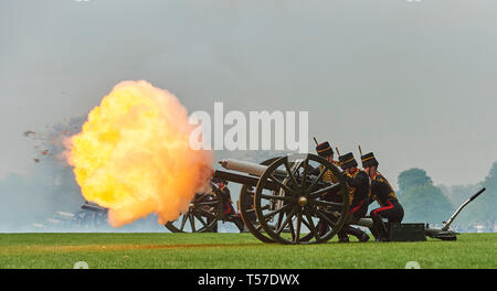 Londres, Royaume-Uni. 22 avril, 2019. Une salve de 41 pour célébrer le 93e anniversaire de la Reine, de la flamme et la fumée du fût du canon. Crédit : Thomas Bowles/Alamy Live News Banque D'Images