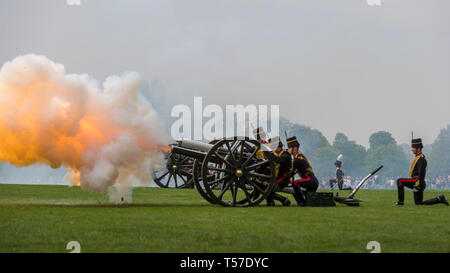 Londres, Royaume-Uni. 22 avril 2019. Les membres de la troupe du Roi Royal Horse Artillery prendre part à une salve de 41 à Hyde Park pour marquer le 93e anniversaire de Sa Majesté la Reine. Six Première Guerre Wold 13-pounder canons sont utilisés pour le feu d'artillerie à vide. Crédit : Stephen Chung / Alamy Live News Banque D'Images