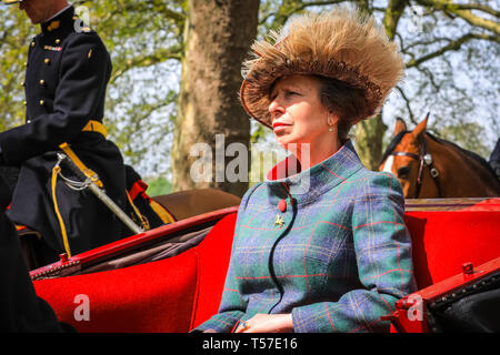 Hyde Park, London, UK, le 22 avril 2019. La princesse Royale, Anne, dans sa voiture.Les membres de la troupes du roi avant de le saluer. 41 Une longue salve royale est tiré sur la place d'armes en Hyde Park pour célébrer publiquement le 93e anniversaire de Herr Majesté la Reine, de la reine Elizabeth II. Le salut est tiré à midi par les troupes du roi Royal Horse Artillery. L'anniversaire de la Reine est le 21 avril, mais salue ne sont pas déclenchés le dimanche et avoir lieu le jour suivant si la date tombe un dimanche. Credit : Imageplotter/Alamy Live News Banque D'Images