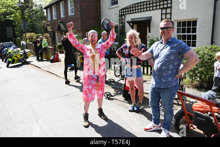 Bolney Sussex, UK. 22 avr, 2019. Célébrer l'arrivée des concurrents de la PRAM en Bolney annuelle course ronchonner, . Les courses annuelles commencer et finir dans les huit cloches Pub dans le village tous les Easter Bank Holiday Monday Crédit : Simon Dack/Alamy Live News Banque D'Images