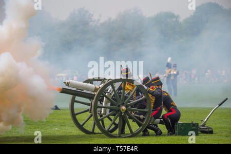 Londres, Royaume-Uni. 22 avril, 2019. La Troupe du Roi Royal Horse Artillery fire un pistolet 41 Royal Salute dans Hyde Park pour Sa Majesté la Reine pour le 93e anniversaire, en présence de S.A.R. la Princesse Royale. Bien que Sa Majesté la reine 93e anniversaire tombe le dimanche de Pâques, le 21 avril, conformément à la tradition où des salves ne sont jamais tiré sur un dimanche, l'Anniversaire Salute est effectuée le lundi de Pâques. Credit : Malcolm Park/Alamy Live News. Banque D'Images