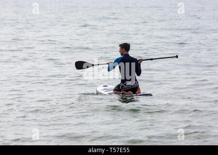 Bournemouth, Dorset, UK. 22 avr 2019. Météo France : après un démarrage par temps brumeux la glorieuse continue avec eau chaude et ensoleillée, en tant que chef de la plage au bord de la mer pour profiter de la chaleur et du soleil à plages de Bournemouth le lundi de Pâques avant le temps change et le retour au travail. Paddleboarder paddle boarder. Credit : Carolyn Jenkins/Alamy Live News Banque D'Images