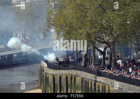 Londres, Royaume-Uni. 22 avr, 2019. Tour de Londres le 22 avril 2019. Pour le salut des commémorative 93e anniversaire de Sa Majesté la Reine Elizabeth. Le 62 à 13h00 salute ronde a eu lieu le lundi comme jour férié non salue prendre lieu un dimanche, la date réelle de l'anniversaire de Queens Crédit : MARTIN DALTON/Alamy Live News Banque D'Images