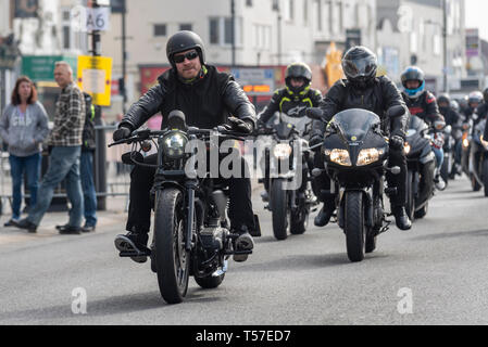 Le outhend "Shakedown" a été pendant de nombreuses années un Easter Bank Holiday Lundi rassemblement à l'emplacement en bord de mer d'attirer plusieurs milliers de motos pour leur premier grand tour de l'année - d'où 'shakedown'. Manifestations officielles terminé un certain nombre d'années auparavant en raison de coûts bien que les rassemblements officieux avait continué, parfois malgré les tentatives du conseil pour les arrêter. Une nouvelle équipe de volontaires ont pris la barre pour 2019 dans l'espoir de commencer une nouvelle ère pour l'événement - Southend Shakedown Résurrection. L'arrivée de groupe Banque D'Images