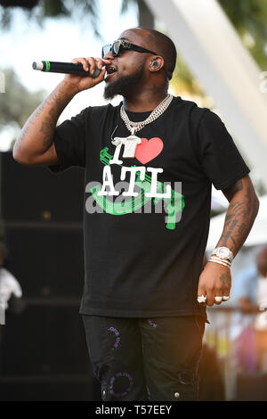 Miami en Floride, USA. Apr 20, 2019. Davido exécute pendant le Festival de musique de Kaya au Bayfront Park Amphitheater le 20 avril 2019 à Miami, en Floride. Credit : Mpi04/media/Alamy Punch Live News Banque D'Images