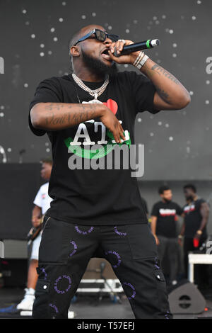 Miami en Floride, USA. Apr 20, 2019. Davido exécute pendant le Festival de musique de Kaya au Bayfront Park Amphitheater le 20 avril 2019 à Miami, en Floride. Credit : Mpi04/media/Alamy Punch Live News Banque D'Images