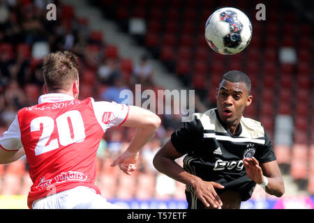 Football- MAASTRICHT, 22-04-2019, le stade de Geusselt, MVV Maastricht - Jong Ajax , Dutch Keuken Kampioen divisie , saison 2018/2019, résultat final:Jong Ajax player Ryan Gravenberch (R) et lecteur Marnick Vermijl MVV Maastricht. Banque D'Images