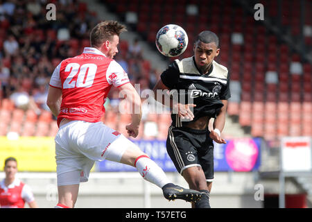 Football- MAASTRICHT, 22-04-2019, le stade de Geusselt, MVV Maastricht - Jong Ajax , Dutch Keuken Kampioen divisie , saison 2018/2019, résultat final:Jong Ajax player Ryan Gravenberch (R) et lecteur Marnick Vermijl MVV Maastricht. Banque D'Images