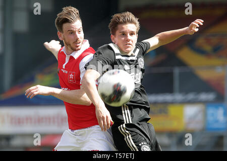 Football- MAASTRICHT, 22-04-2019, le stade de Geusselt, MVV Maastricht - Jong Ajax , Dutch Keuken Kampioen divisie , saison 2018/2019, résultat final:MVV Maastricht player Marnick Vermijl (L) et Jong Ajax player Victor Jenssen. Banque D'Images