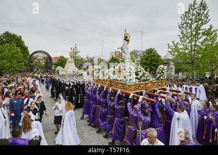 Madrid, Madrid, Espagne. Apr 21, 2019. L'Anderos vu porter l'image de Christ ressuscité et la Vierge Marie au cours de la traditionnelle procession du Dimanche de Pâques.La procession a été célébrée depuis le 18e siècle et est une attraction touristique dans la région. Les croyants chrétiens autour de la marque mondiale La Semaine Sainte de Pâques célébrant la crucifixion et la résurrection de Jésus Christ. Legan Crédit : P. Mace/SOPA Images/ZUMA/Alamy Fil Live News Banque D'Images