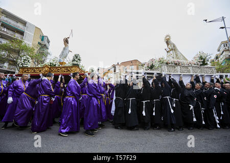 Madrid, Madrid, Espagne. Apr 21, 2019. L'Anderos vu porter l'image de Christ ressuscité et la Vierge Marie au cours de la traditionnelle procession du Dimanche de Pâques.La procession a été célébrée depuis le 18e siècle et est une attraction touristique dans la région. Les croyants chrétiens autour de la marque mondiale La Semaine Sainte de Pâques célébrant la crucifixion et la résurrection de Jésus Christ. Legan Crédit : P. Mace/SOPA Images/ZUMA/Alamy Fil Live News Banque D'Images