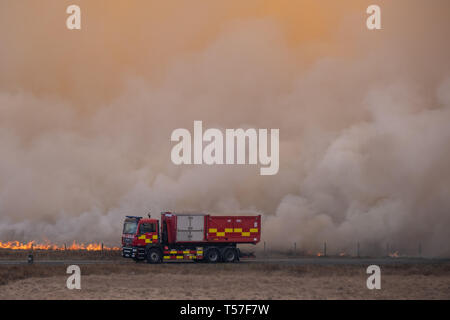 Marsden Moor, Bellevue, au Royaume-Uni. Le 22 avril 2019. Les pompiers de Manchester et le West Yorkshire à l'emplacement d'une lande le feu sur Marsden Moor, Bellevue, West Yorkshire le lundi 22 avril, 2019. L'incendie a été pensé pour avoir été commencé par un barbecue. Crédit : Christopher Middleton/Alamy Live News Banque D'Images