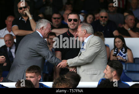 Peterborough, Royaume-Uni. 22 avr, 2019. Ancien Peterborough United manager Barry Fry avec Sir Alex Ferguson, au cours de la Sky Bet League 1 match entre Peterborough et Sunderland au London Road, Peterborough. (Crédit : Chris Booth | MI News) usage éditorial uniquement, licence requise pour un usage commercial. Aucune utilisation de pari, de jeux ou d'un seul club/ligue/dvd publications. Photographie peut uniquement être utilisé pour les journaux et/ou à des fins d'édition de magazines. Crédit : MI News & Sport /Alamy Live News Banque D'Images