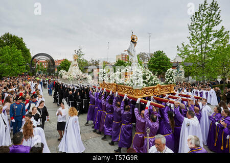 L'Anderos vu porter l'image de Christ ressuscité et la Vierge Marie au cours de la traditionnelle procession du Dimanche de Pâques. La procession a été célébrée depuis le 18e siècle et est une attraction touristique dans la région. Les croyants chrétiens autour de la marque mondiale La Semaine Sainte de Pâques célébrant la crucifixion et la résurrection de Jésus Christ. Banque D'Images