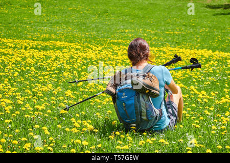 Stötten, Bavière, Allemagne. 22 avril, 2019. Un female hiker profitez de la météo à la montagne Auerberg dans Stötten a. A. La Bavière, Allemagne, le 22 avril 2019. Crédit : Peter Schatz/Alamy Live News Banque D'Images