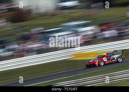 Taporley, Cheshire, Royaume-Uni. 22 avr, 2019. WPI Motorsport Porsche 911 GT3 Cup avec Pro/Am pilotes Adam Wilcox & Michael Igoe au cours de la British GT Championship à Oulton Park Oulton Park, Huntingdon, en Angleterre, le 22 avril 2019. Photo par Jurek Biegus. Usage éditorial uniquement, licence requise pour un usage commercial. Aucune utilisation de pari, de jeux ou d'un seul club/ligue/dvd publications. Credit : UK Sports Photos Ltd/Alamy Live News Banque D'Images