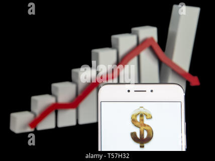 Hong Kong. Apr 20, 2019. Sur cette photo, l'illustration d'un bureau de la United States dollar $ icône est vu sur un appareil mobile Android avec un graphique montrant les pertes nettes dans l'arrière-plan. Budrul Chukrut Crédit : SOPA/Images/ZUMA/Alamy Fil Live News Banque D'Images