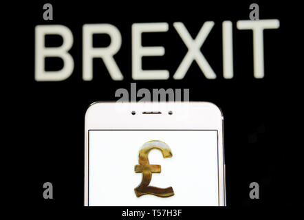 Hong Kong. Apr 20, 2019. Sur cette photo, l'illustration a Grande-bretagne devise de l'icône Livre Sterling est vu sur un appareil mobile Android avec un Brexit message dans l'arrière-plan. Budrul Chukrut Crédit : SOPA/Images/ZUMA/Alamy Fil Live News Banque D'Images