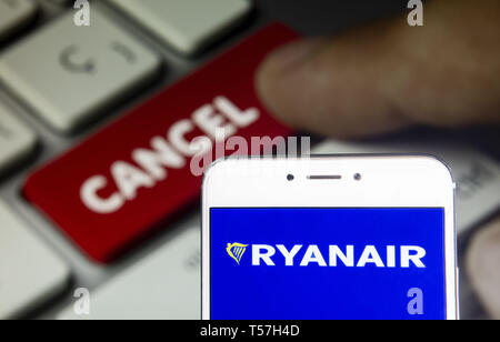 Hong Kong. Apr 20, 2019. Sur cette photo, l'illustration d'une compagnie aérienne à bas coûts irlandaise Ryanair logo est vu sur un appareil mobile Android avec une touche d'ordinateur qui dit annuler. Budrul Chukrut Crédit : SOPA/Images/ZUMA/Alamy Fil Live News Banque D'Images