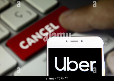 Hong Kong. Apr 20, 2019. Sur cette photo, l'illustration a American online le covoiturage et le transport de l'entreprise réseau logo Uber est vu sur un appareil mobile Android avec une touche d'ordinateur qui dit annuler. Budrul Chukrut Crédit : SOPA/Images/ZUMA/Alamy Fil Live News Banque D'Images