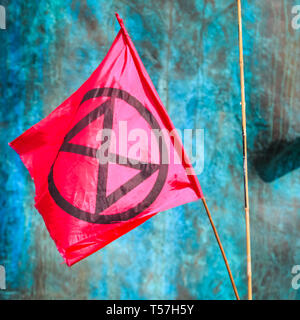 Marble Arch, London, UK. 22 avr, 2019. La rébellion d'extinction au logo de Marble Arch. Une fois de plus en grande partie des militants protestent pacifiquement en plein soleil à Marble Arch. Militants retour à Marble Arch - le seul rencontré et dirigée par l'espace de protestation - le lundi, en tant qu'activistes se sont rencontrés pour planifier la semaine à venir. Le Marbella site Arch comprend une grande zone de tentes pour les protestataires à dormir et se reposer. Credit : Imageplotter/Alamy Live News Banque D'Images