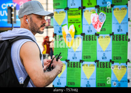 Marble Arch, London, UK. 22 avr, 2019. Une fois de plus en grande partie des militants protestent pacifiquement en plein soleil à Marble Arch. Militants retour à Marble Arch - le seul rencontré et dirigée par l'espace de protestation - le lundi, en tant qu'activistes se sont rencontrés pour planifier la semaine à venir. Le Marbella site Arch comprend une grande zone de tentes pour les protestataires à dormir et se reposer. Credit : Imageplotter/Alamy Live News Banque D'Images