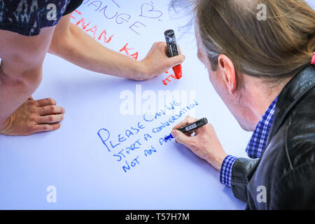 Marble Arch, London, UK. 22 avr, 2019. Les gens écrivent des messages sur le changement climatique. Une fois de plus en grande partie des militants protestent pacifiquement en plein soleil à Marble Arch. Militants retour à Marble Arch - le seul rencontré et dirigée par l'espace de protestation - le lundi, en tant qu'activistes se sont rencontrés pour planifier la semaine à venir. Le Marbella site Arch comprend une grande zone de tentes pour les protestataires à dormir et se reposer. Credit : Imageplotter/Alamy Live News Banque D'Images