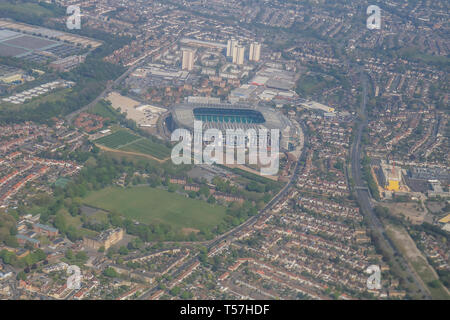 London UK. 22 avril 2019. Une photographie aérienne directement au-dessus du stade de Twickenham accueil d'Angleterre Rugby par temps chaud soleil du printemps sur Easter bank holiday lundi que les températures devraient grimper à 27 degrés celsius : Crédit amer ghazzal/Alamy Live News Banque D'Images