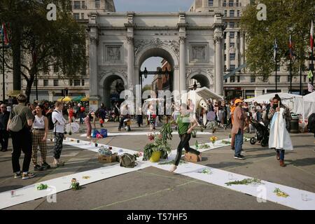 (190422) -- Londres, 22 avril 2019 (Xinhua) -- les gens déposent des fleurs au cours de la démonstration du changement climatique du Marble Arch à Londres, Grande-Bretagne, le 22 avril 2019. Organisé par l'extinction des manifestants rassemblés ici pour rébellion lundi pour exiger des mesures sur le changement climatique. (Xinhua/Tim Ireland) Banque D'Images