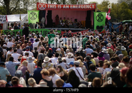 (190422) -- Londres, 22 avril 2019 (Xinhua) -- les gens écoutent les discours prononcés au cours de la démonstration du changement climatique du Marble Arch à Londres, Grande-Bretagne, le 22 avril 2019. Organisé par l'extinction des manifestants rassemblés ici pour rébellion lundi pour exiger des mesures sur le changement climatique. (Xinhua/Tim Ireland) Banque D'Images