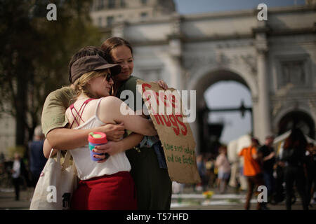 (190422) -- Londres, 22 avril 2019 (Xinhua) -- les gens s'embrassent durant la démonstration du changement climatique du Marble Arch à Londres, Grande-Bretagne, le 22 avril 2019. Organisé par l'extinction des manifestants rassemblés ici pour rébellion lundi pour exiger des mesures sur le changement climatique. (Xinhua/Tim Ireland) Banque D'Images