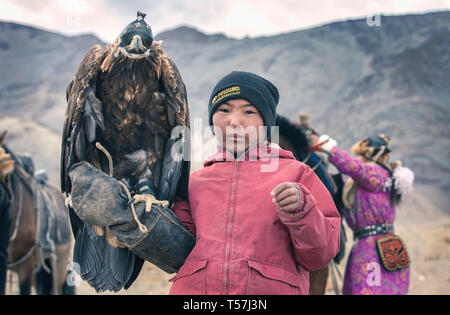 Bayan Ulgii, Mongolie, 3 octobre 2015 : kazakh eagle hunter avec son oiseau Banque D'Images