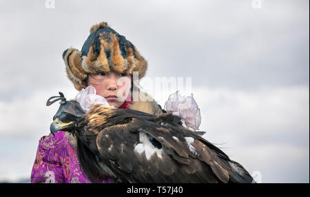 Bayan Ulgii, Mongolie, 3 octobre 2015 : eagle kazakhs hunteress avec son oiseau Banque D'Images