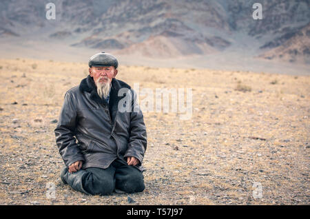 Bayan Ulgii, Mongolie, 3 octobre 2015 : vieux barbu blanc, l'homme de Mongolie Banque D'Images