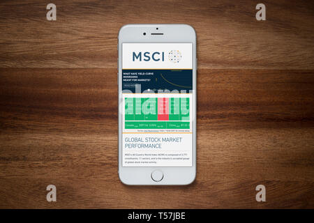 Un iPhone montrant l'indice MSCI Site Web repose sur une table en bois brut (usage éditorial uniquement). Banque D'Images
