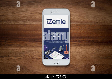 Un iPhone montrant le site web iZettle repose sur une table en bois brut (usage éditorial uniquement). Banque D'Images