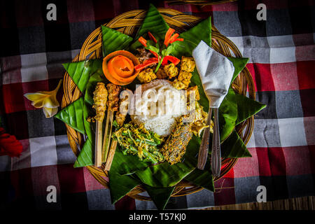 Un repas traditionnel balinais de riz, légumes, poulet un Currie. Banque D'Images