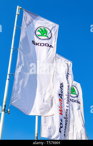 Samara, Russie - le 20 avril 2019 : drapeaux concessionnaire Skoda contre le ciel bleu. Skoda Auto est un fabricant d'automobiles en République Tchèque Banque D'Images