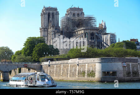 La vue de la cathédrale Notre Dame sans pavillon et spire détruites par le feu , Paris. Banque D'Images