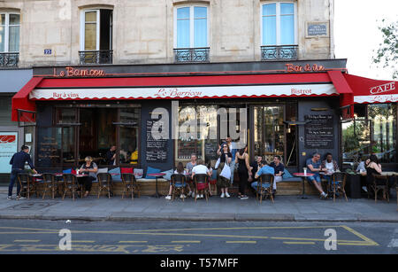 Le café traditionnel français Barricou situé sur boulevard Beaumarchais , Paris, France. Banque D'Images