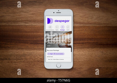 Un iPhone montrant le site web Despegar repose sur une table en bois brut (usage éditorial uniquement). Banque D'Images