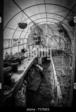 Tourné en noir et blanc d'un vieux alloment après que le propriétaire a continué à payer pour l'écrou de l'espace n'a pas réussi à l'utiliser. Banque D'Images