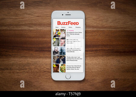 Un iPhone montrant le site web Buzzfeed repose sur une table en bois brut (usage éditorial uniquement). Banque D'Images