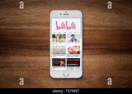 Un iPhone montrant le site web Bilibili repose sur une table en bois brut (usage éditorial uniquement). Banque D'Images