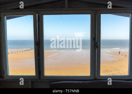 À travers la fenêtre d'une cabane de plage Banque D'Images